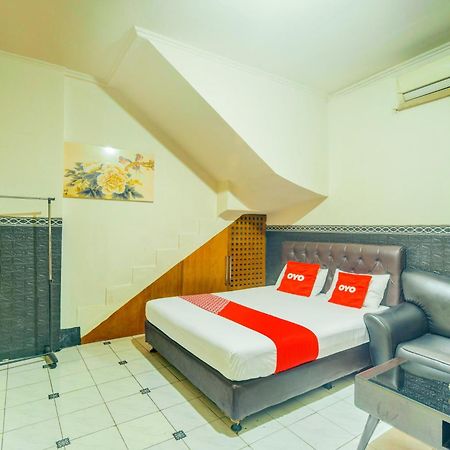 Oyo 93132 Modom Homestay Near Rs Islam Jakarta Pondok Kopi Esterno foto