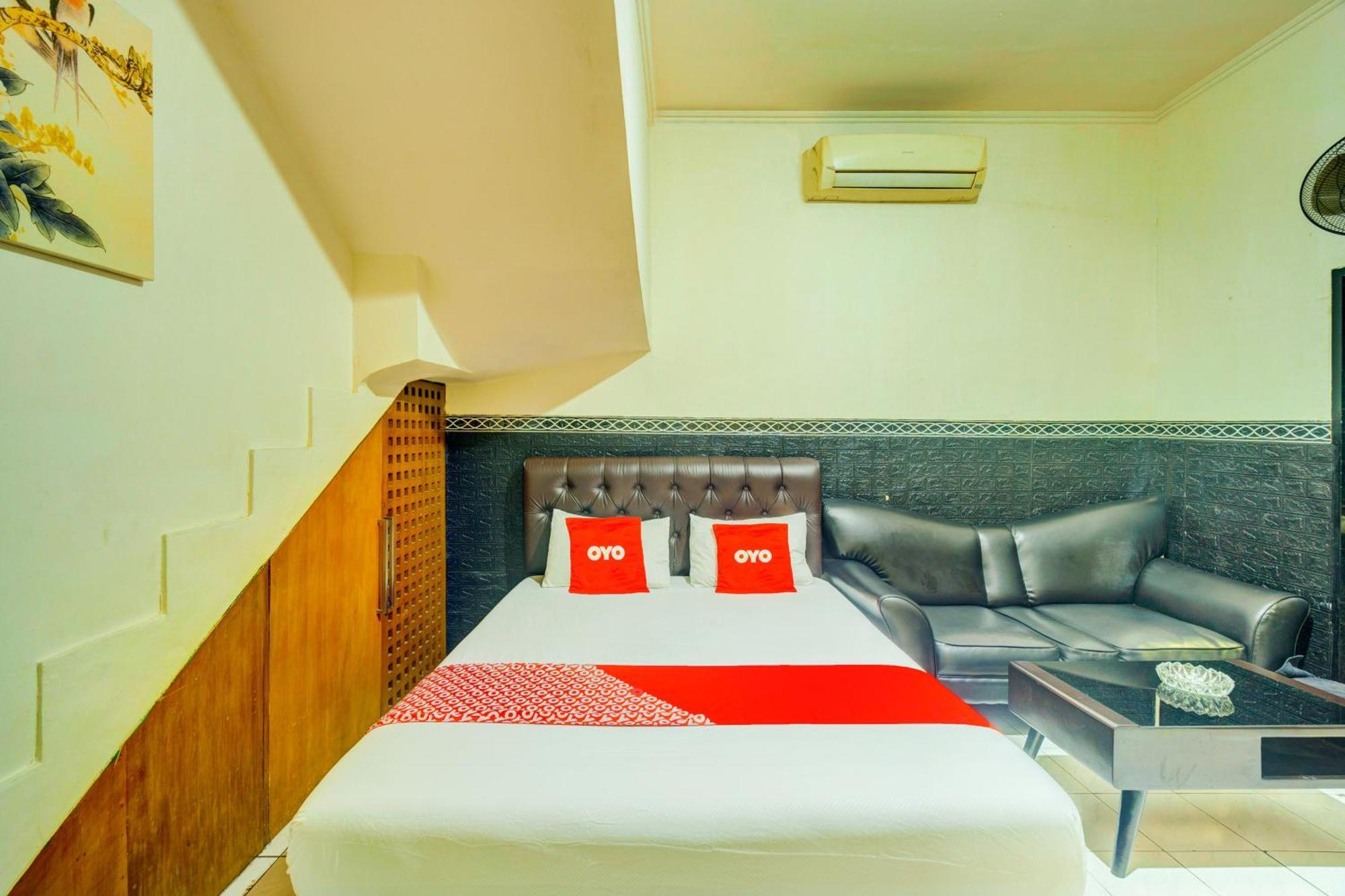 Oyo 93132 Modom Homestay Near Rs Islam Jakarta Pondok Kopi Esterno foto