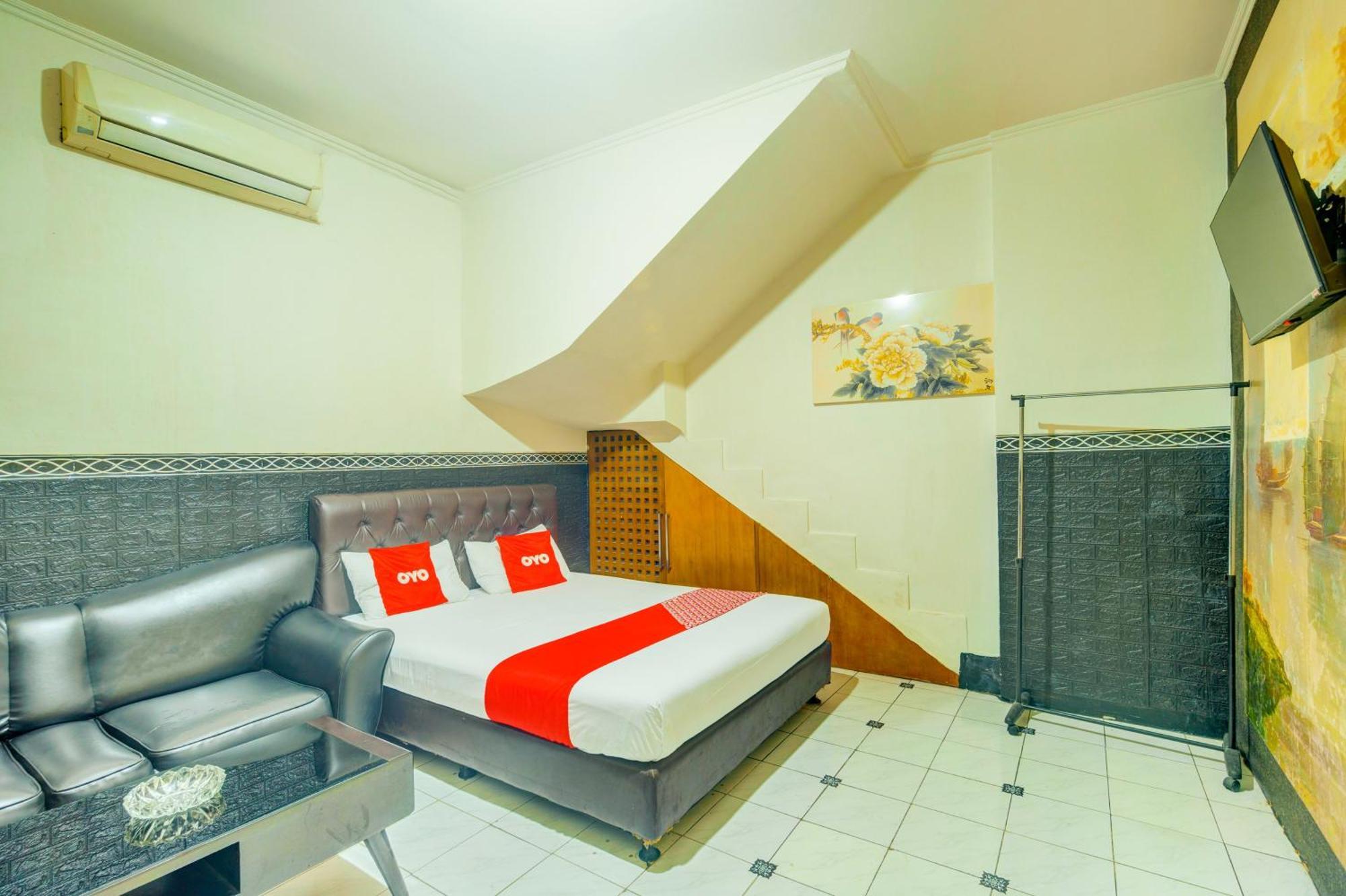 Oyo 93132 Modom Homestay Near Rs Islam Jakarta Pondok Kopi Esterno foto