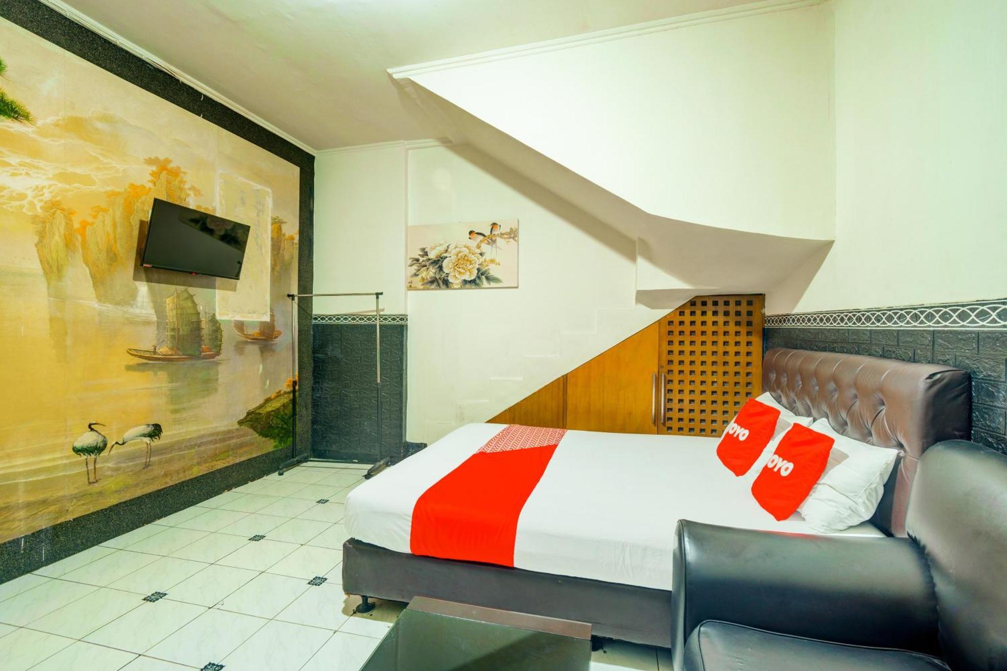 Oyo 93132 Modom Homestay Near Rs Islam Jakarta Pondok Kopi Esterno foto