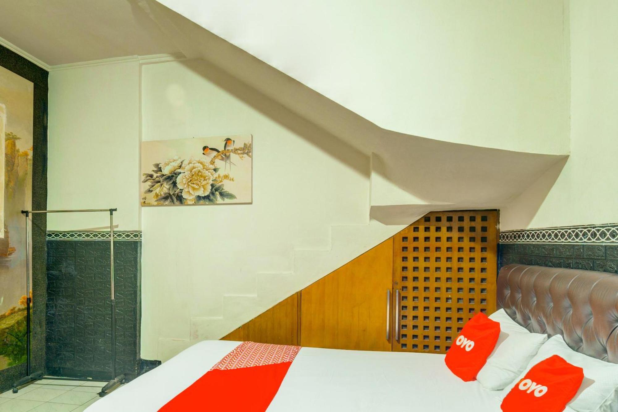 Oyo 93132 Modom Homestay Near Rs Islam Jakarta Pondok Kopi Esterno foto