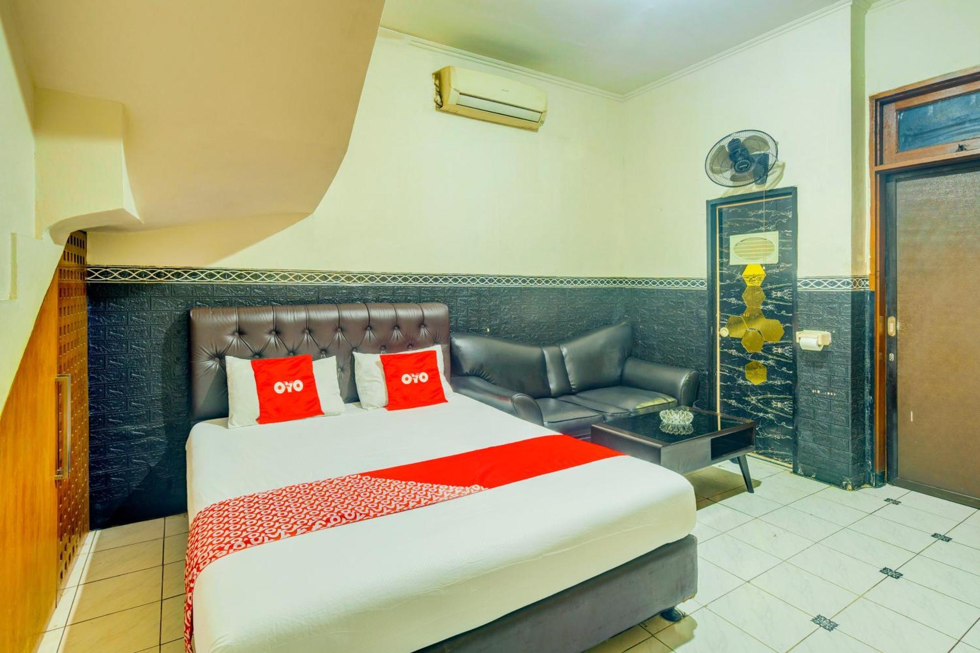 Oyo 93132 Modom Homestay Near Rs Islam Jakarta Pondok Kopi Esterno foto