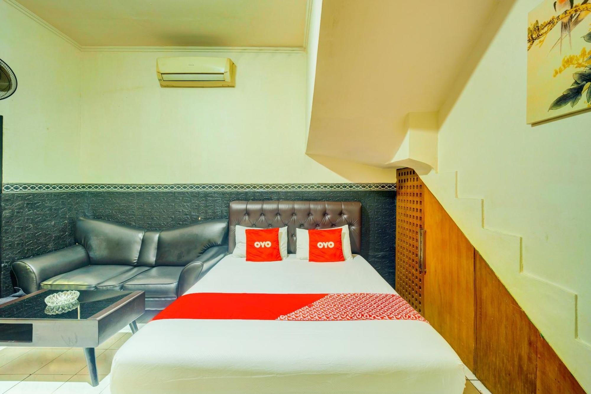 Oyo 93132 Modom Homestay Near Rs Islam Jakarta Pondok Kopi Esterno foto