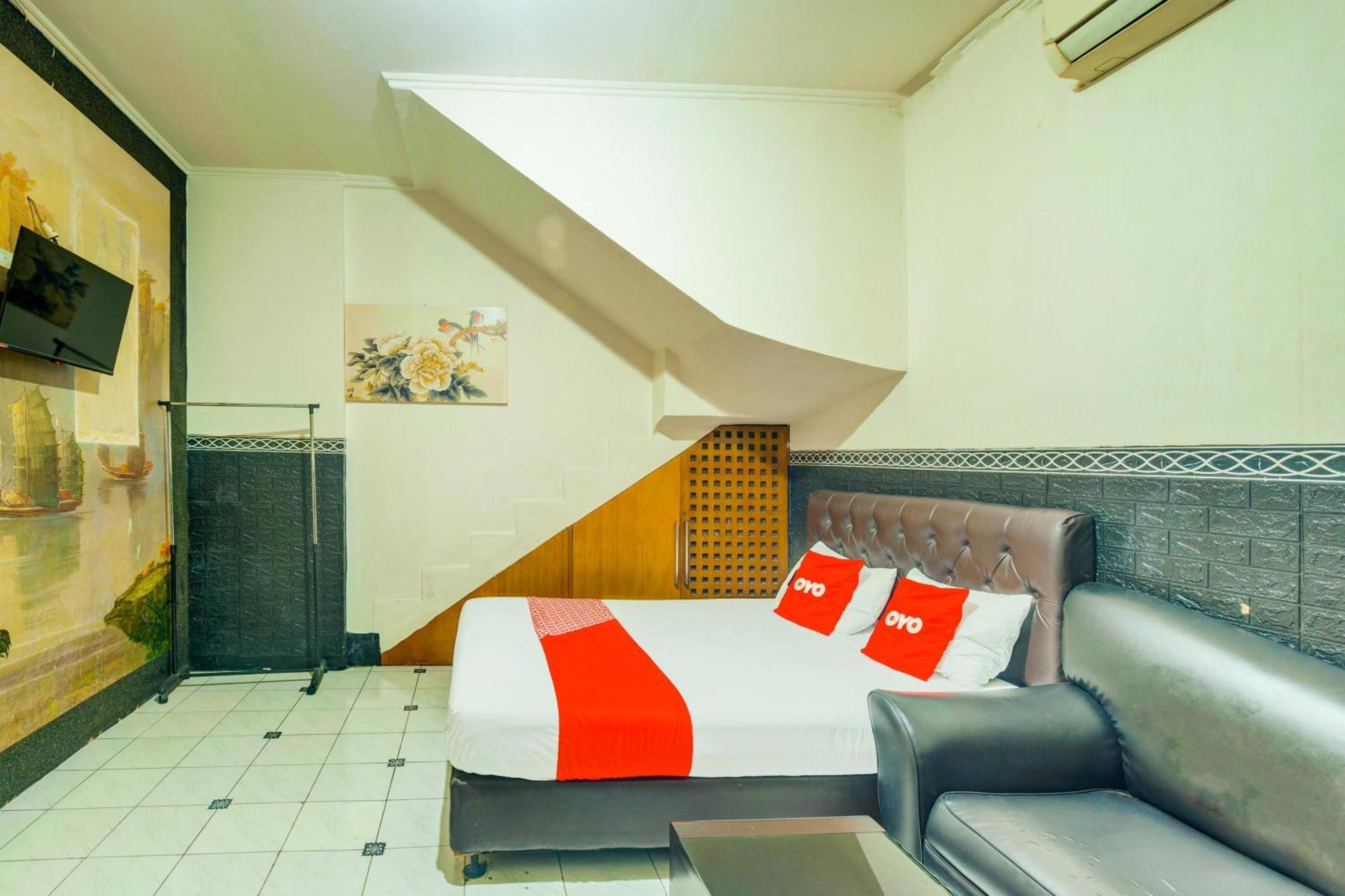 Oyo 93132 Modom Homestay Near Rs Islam Jakarta Pondok Kopi Esterno foto