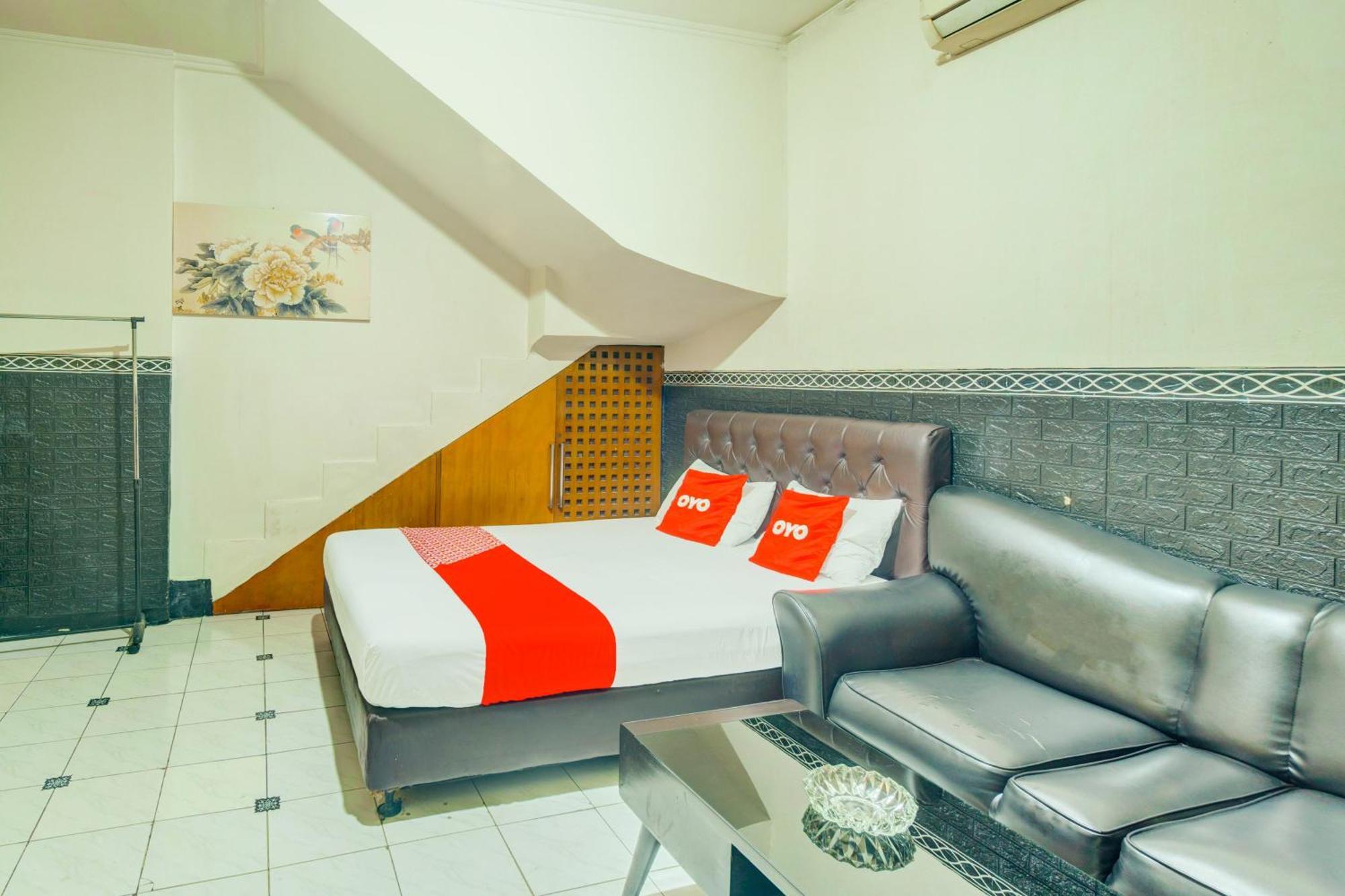 Oyo 93132 Modom Homestay Near Rs Islam Jakarta Pondok Kopi Esterno foto