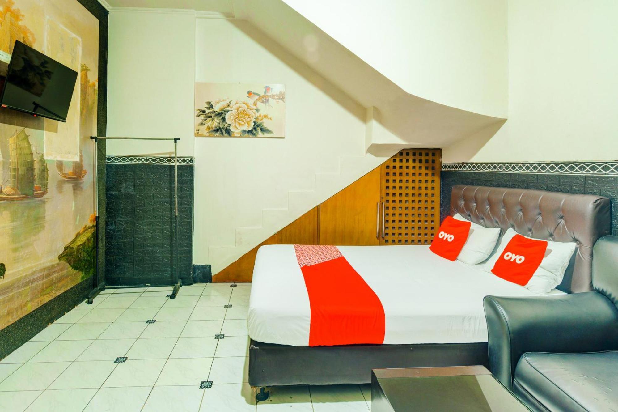 Oyo 93132 Modom Homestay Near Rs Islam Jakarta Pondok Kopi Esterno foto