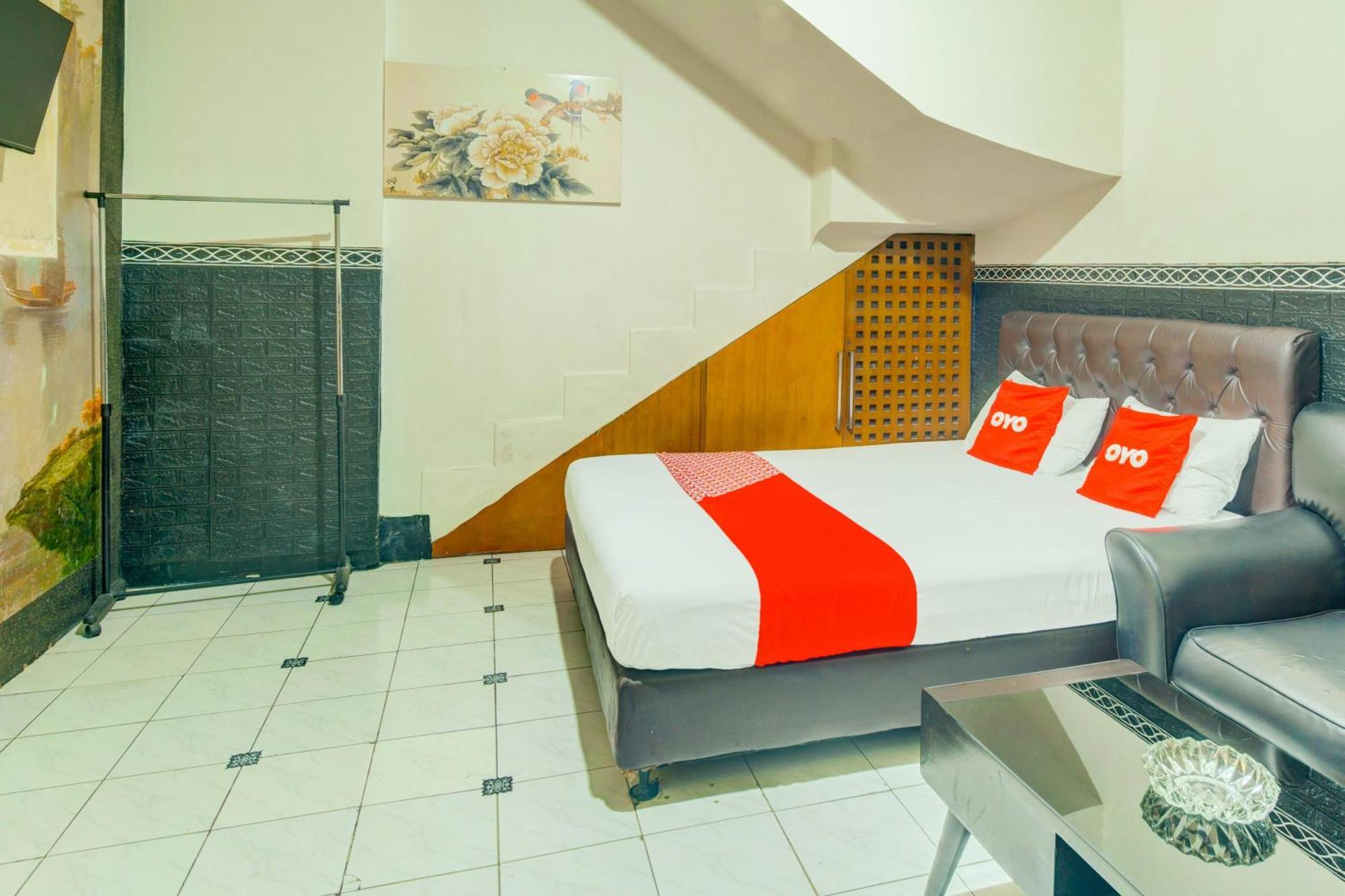 Oyo 93132 Modom Homestay Near Rs Islam Jakarta Pondok Kopi Esterno foto