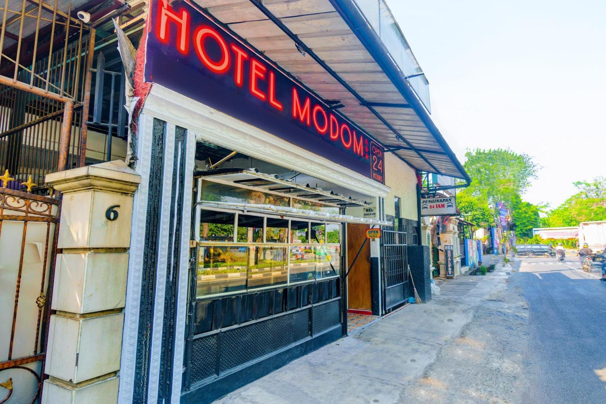Oyo 93132 Modom Homestay Near Rs Islam Jakarta Pondok Kopi Esterno foto