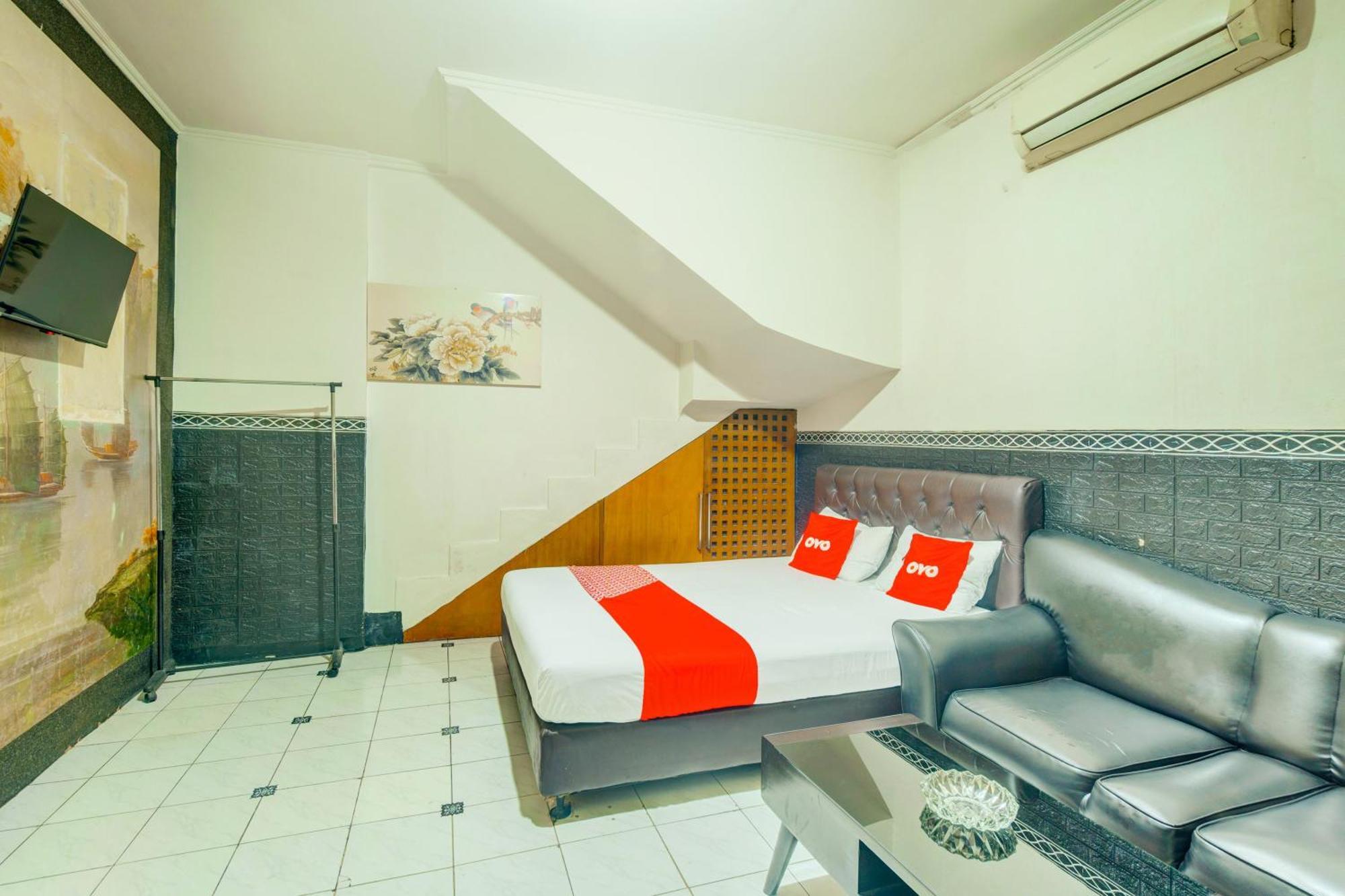 Oyo 93132 Modom Homestay Near Rs Islam Jakarta Pondok Kopi Esterno foto