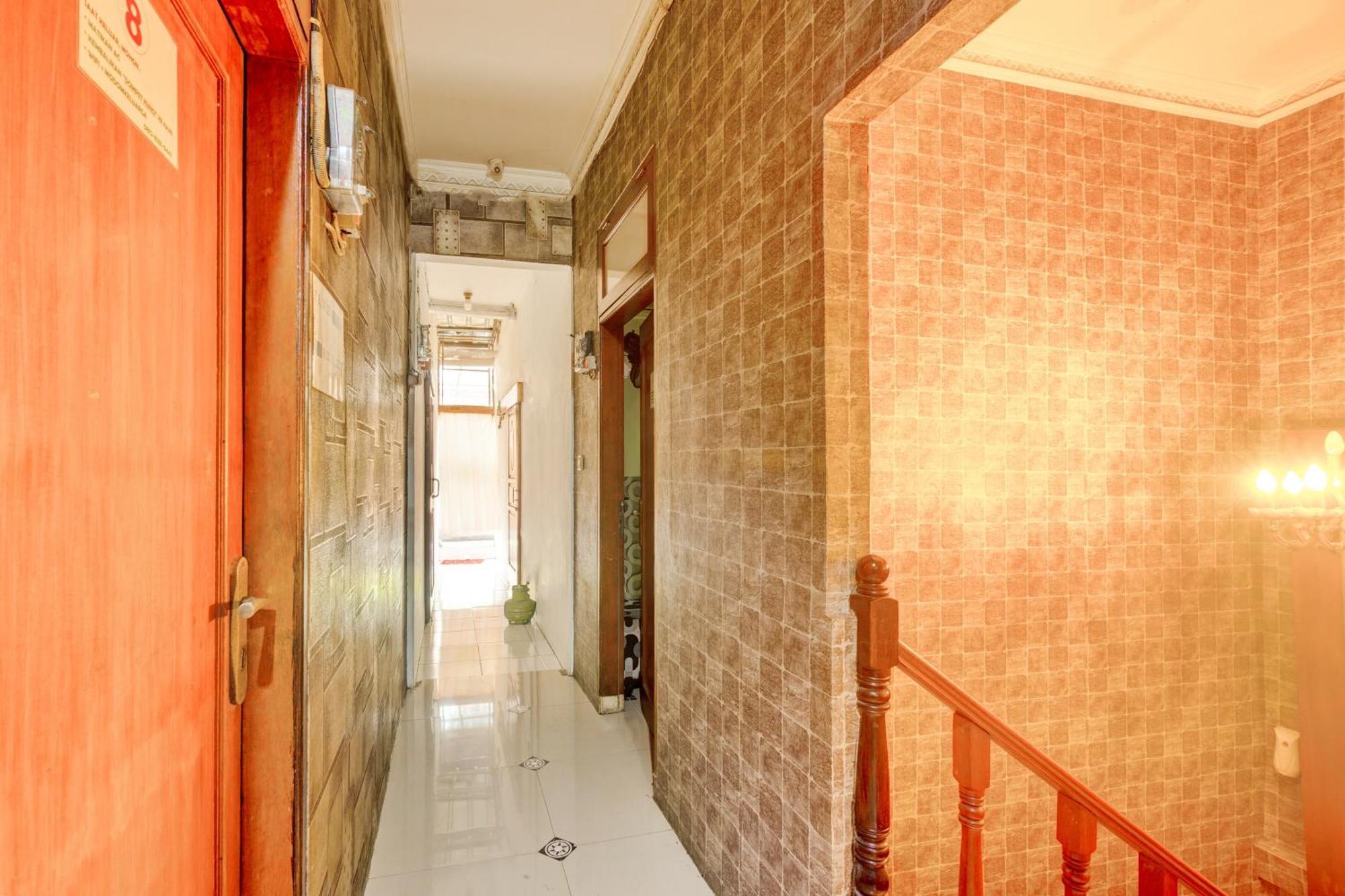 Oyo 93132 Modom Homestay Near Rs Islam Jakarta Pondok Kopi Esterno foto